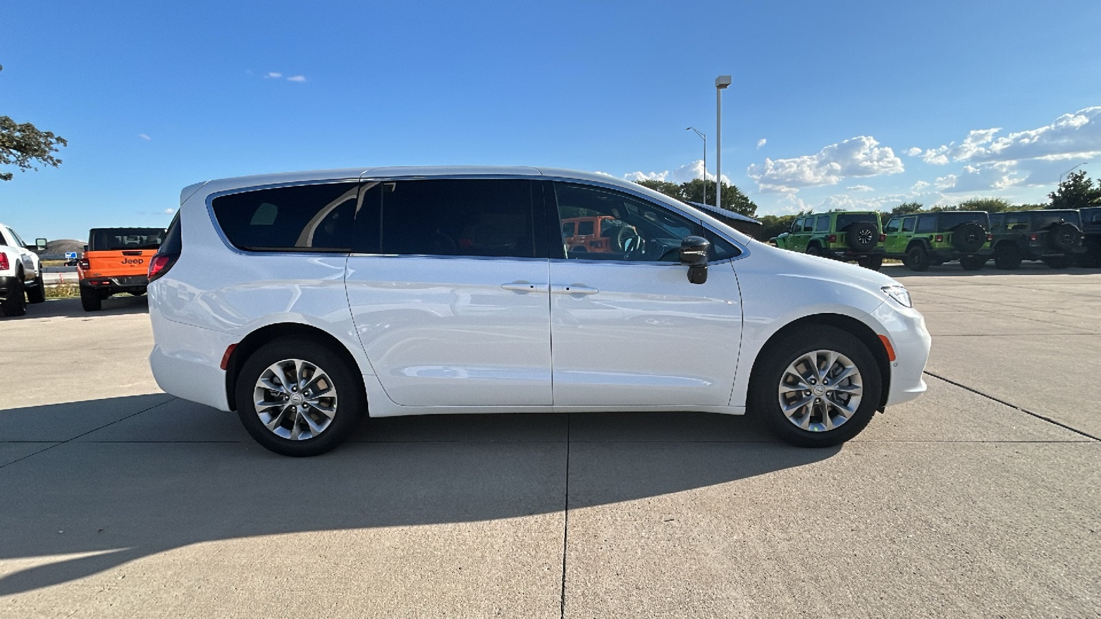 2026 Chrysler Pacifica photo 2