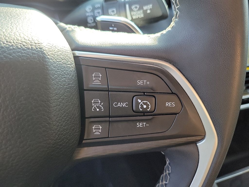 2023 Jeep Grand Cherokee Laredo photo 6