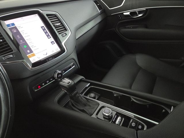 2020 Volvo XC90 T6 Momentum photo 24