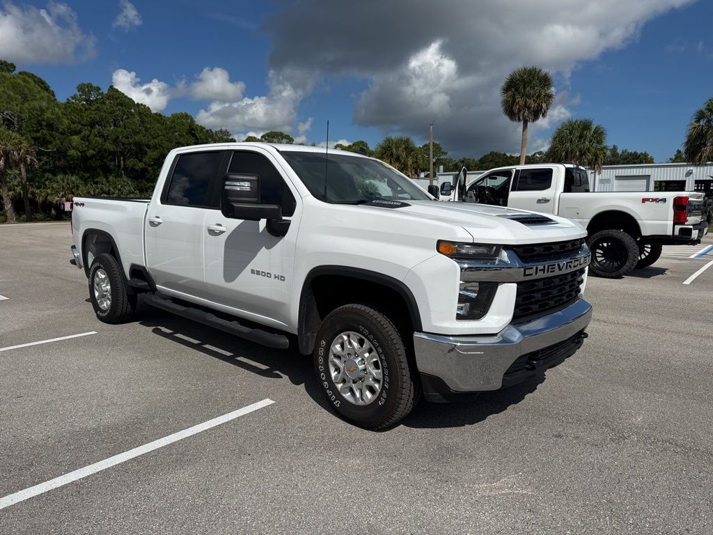 2022 Chevrolet Silverado 2500HD LT photo 3