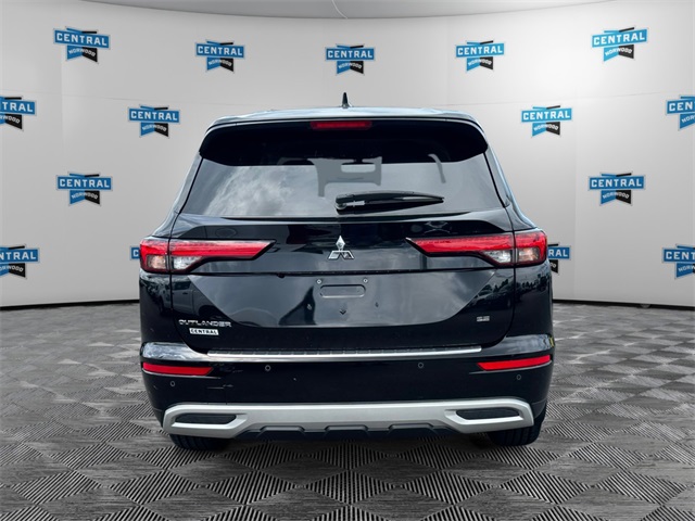 2024 Mitsubishi Outlander SE Black Edition photo 3