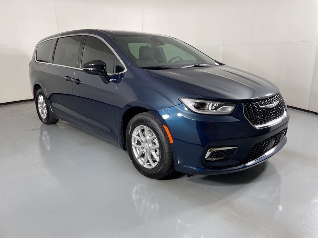 2025 Chrysler Pacifica photo 2