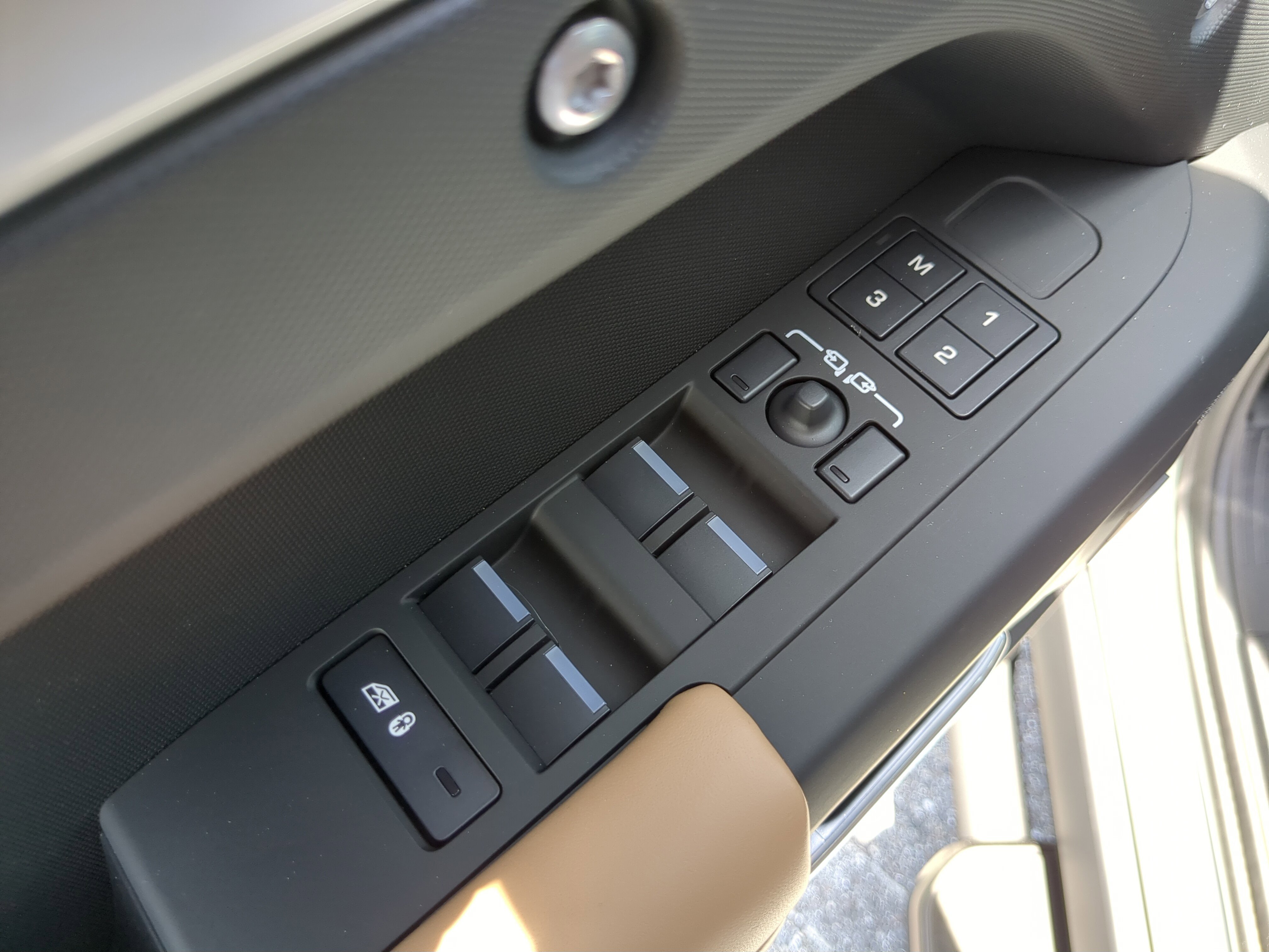 2025 Land Rover Defender X-Dynamic SE photo 14
