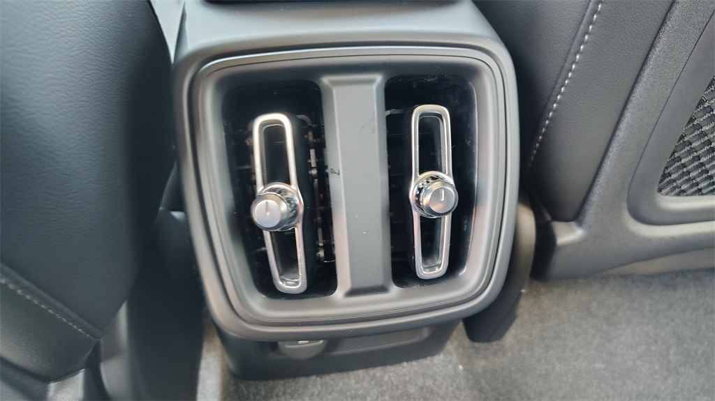 2026 Volvo XC40 Core photo 25