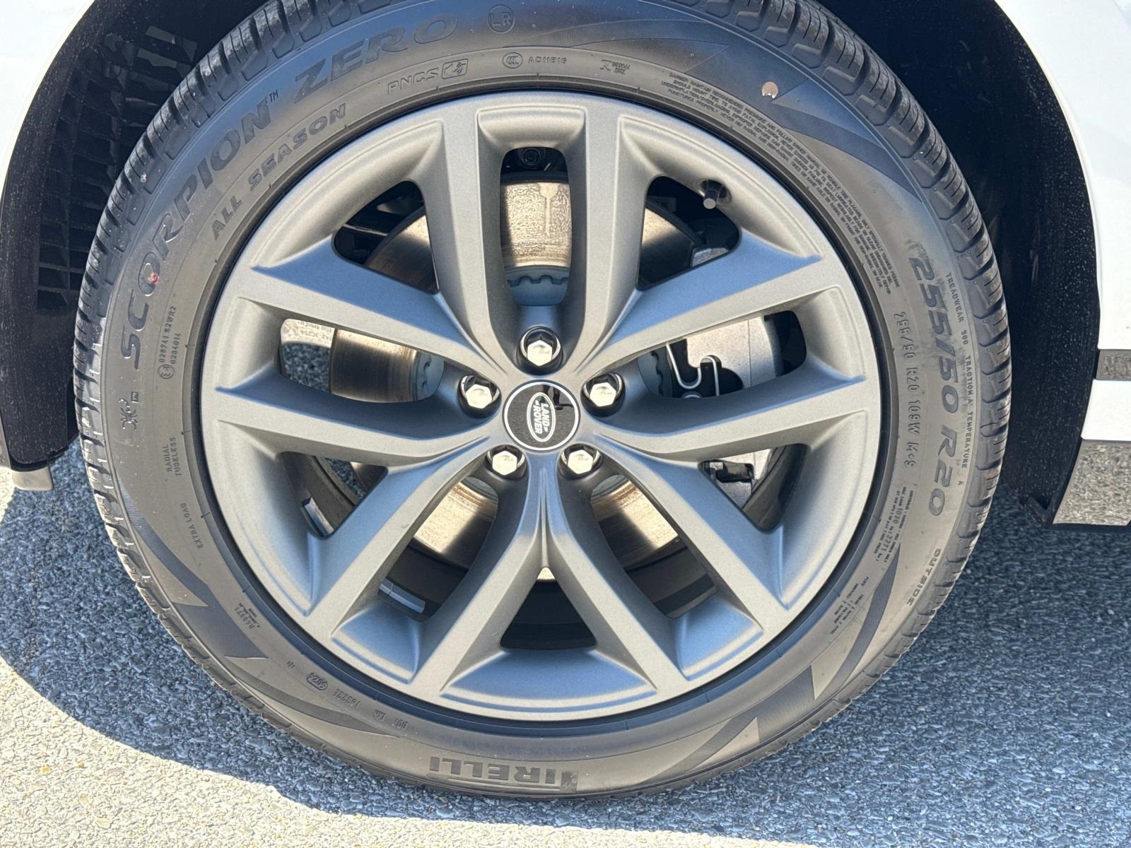 2026 Land Rover Range Rover Velar SE photo 3