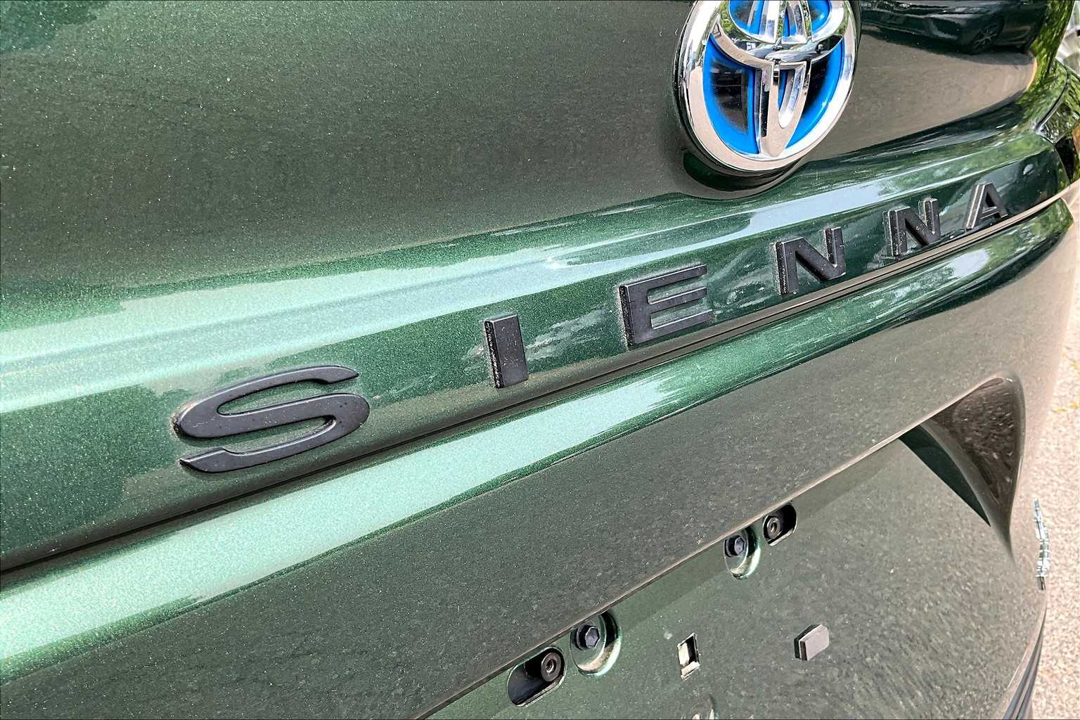 2024 Toyota Sienna LE photo 9