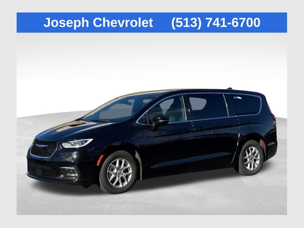 2025 Chrysler Pacifica Select's photo