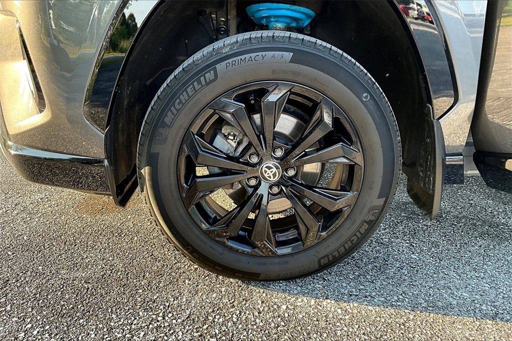 2022 Toyota RAV4 Hybrid SE photo 3