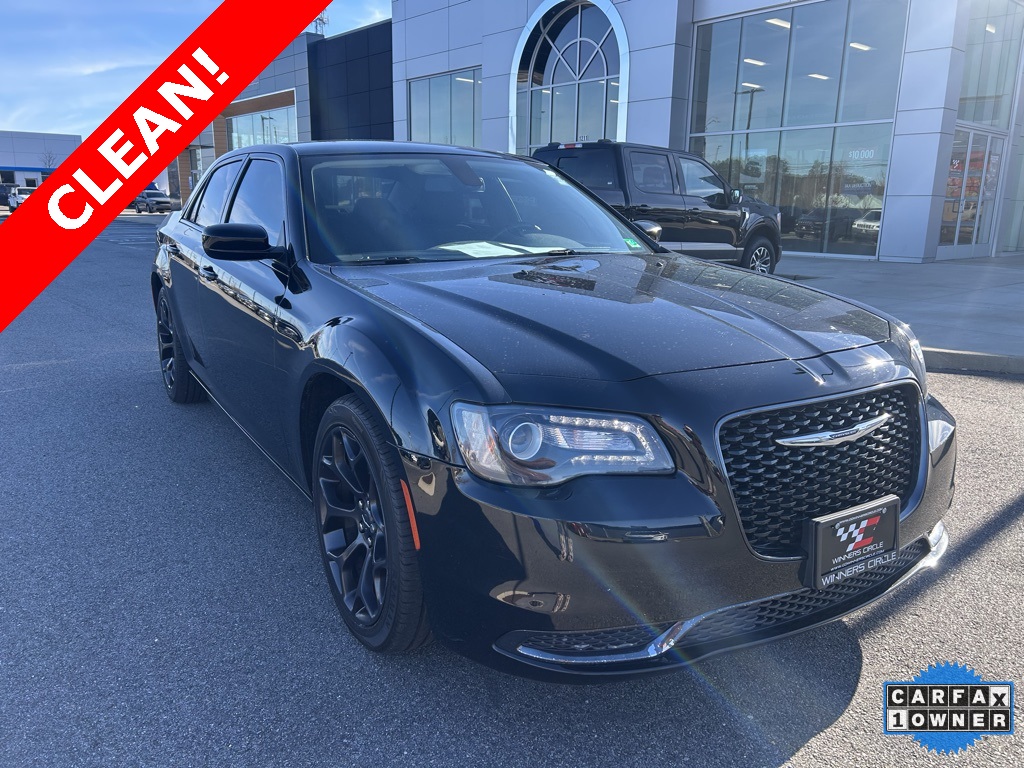 2020 Chrysler 300 Touring's photo