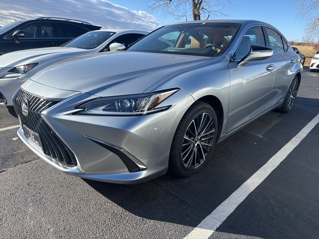 2022 Lexus ES Hybrid 300h's photo