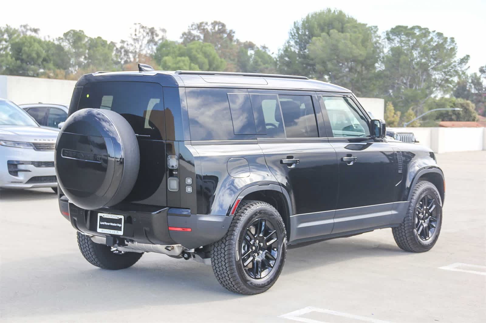 2026 Land Rover Defender 110 S photo 4