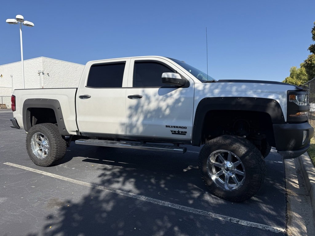 2018 Chevrolet Silverado 1500 LT photo 2