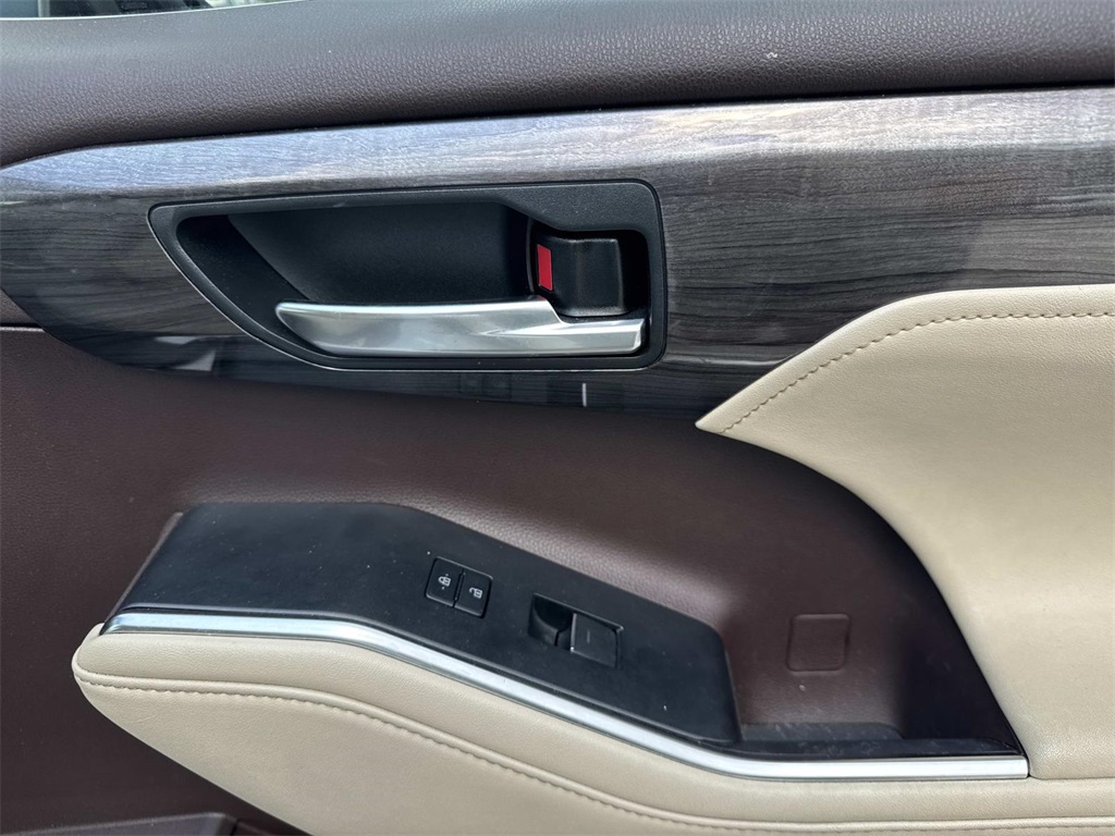 2021 Toyota Highlander Hybrid Limited photo 13