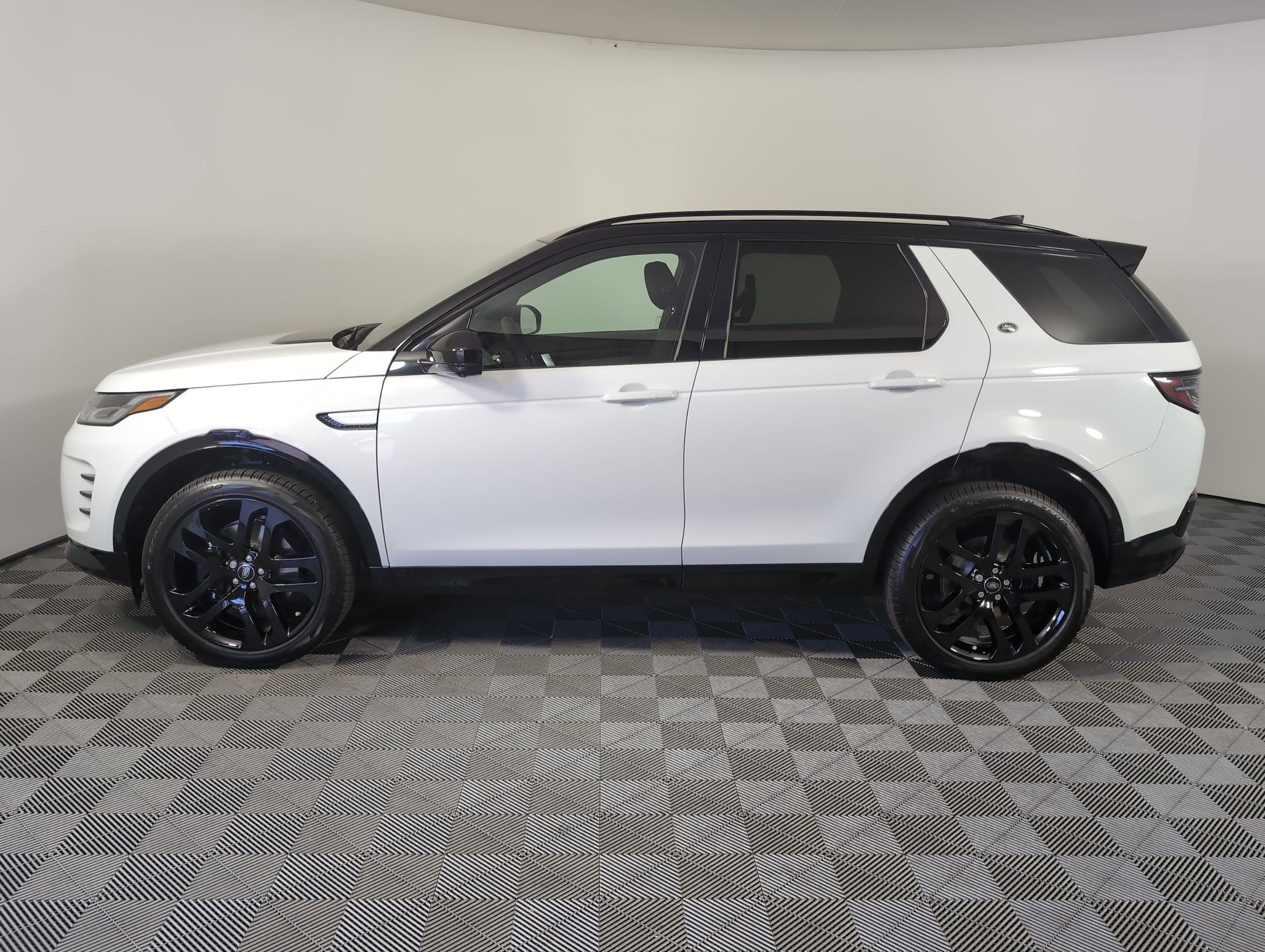 2025 Land Rover Discovery Sport Dynamic SE photo 2