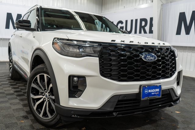 2025 Ford Explorer ST-LINE's photo