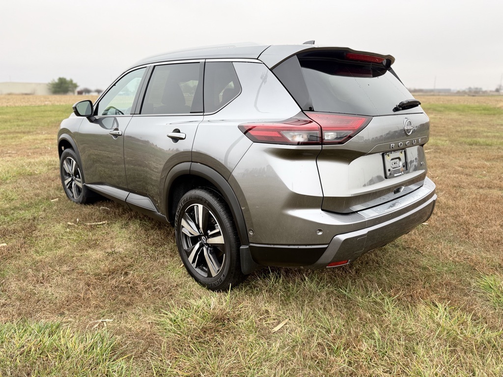 2025 Nissan Rogue SL photo 2