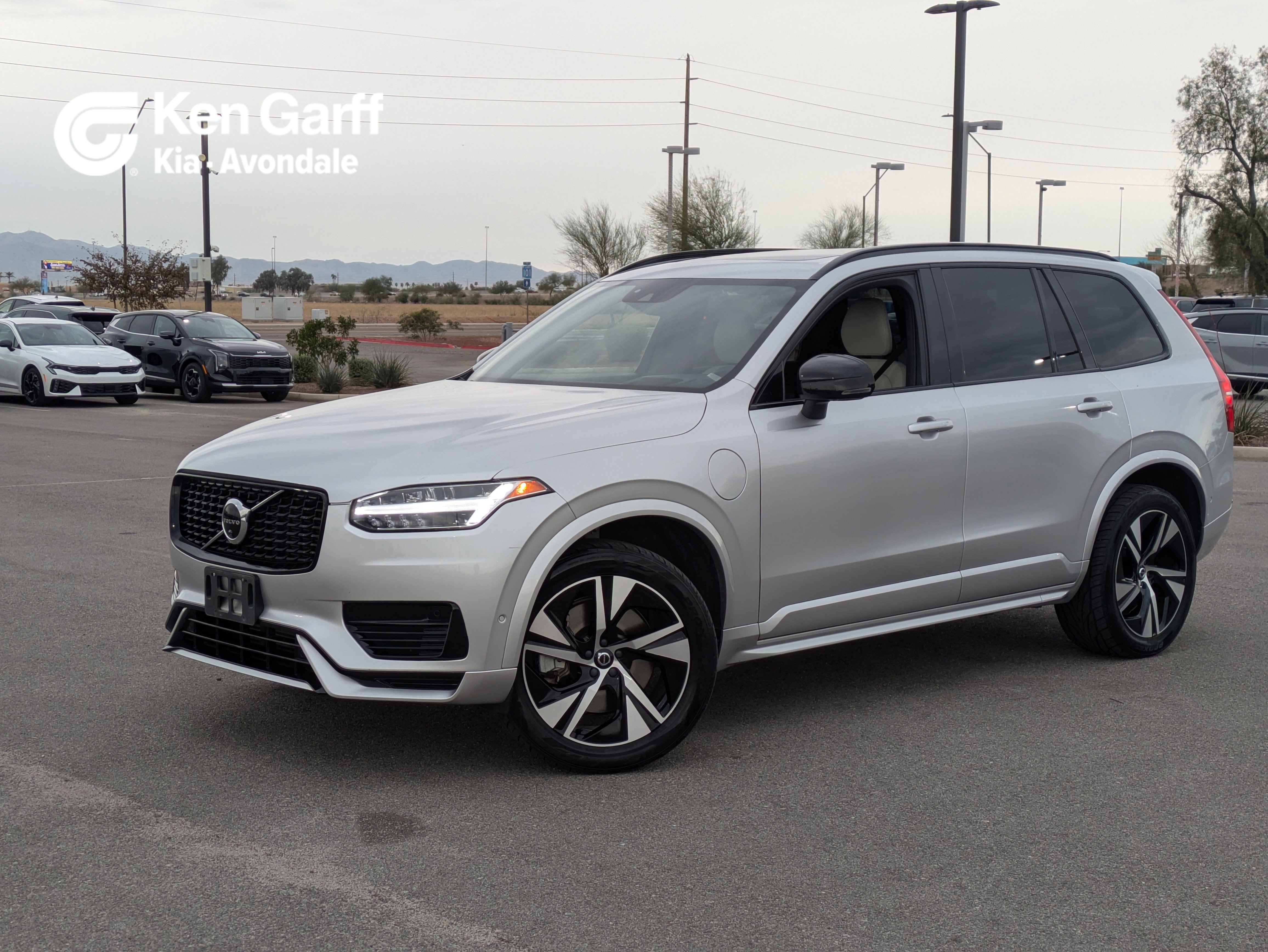 2022 Volvo XC90 R-Design's photo