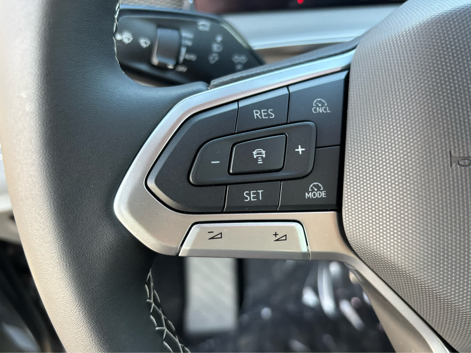 2025 Volkswagen Tiguan SE photo 14