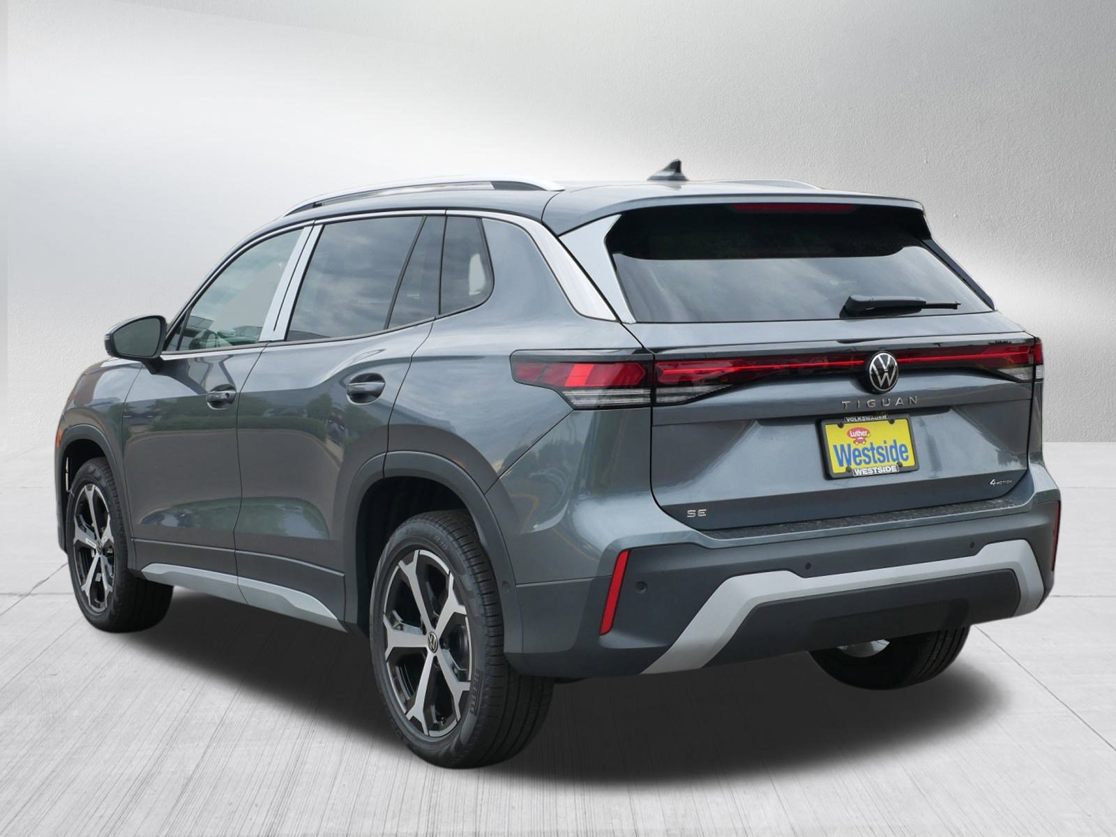2025 Volkswagen Tiguan SE photo 2