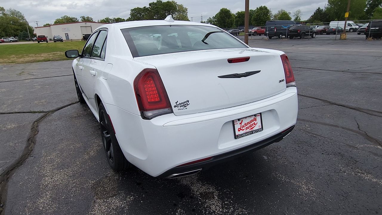 2023 Chrysler 300 Touring photo 6