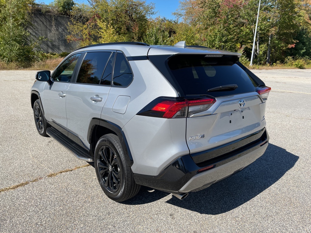 2024 Toyota RAV4 Hybrid SE photo 2