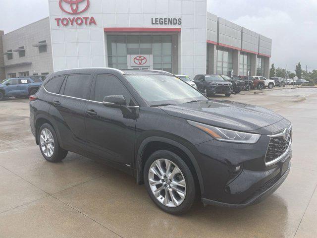 2022 Toyota Highlander Limited's photo