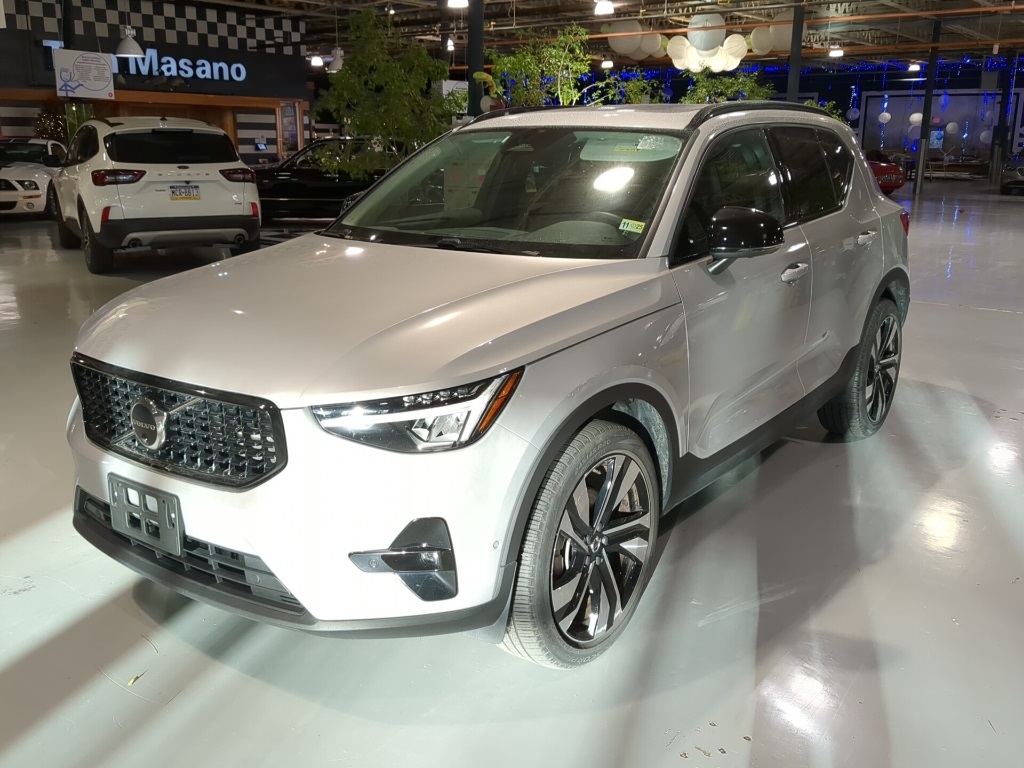 2025 Volvo XC40 Plus