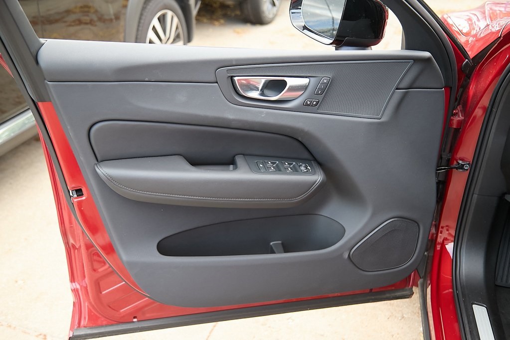 2025 VOLVO XC60 - Image 8