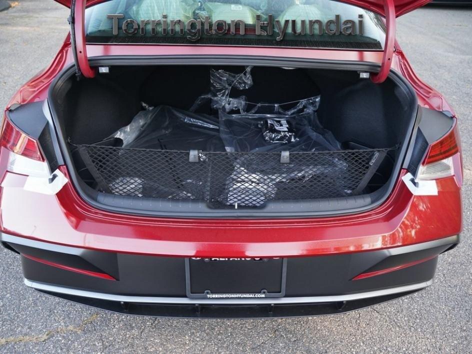 2025 Hyundai Elantra Limited photo 9