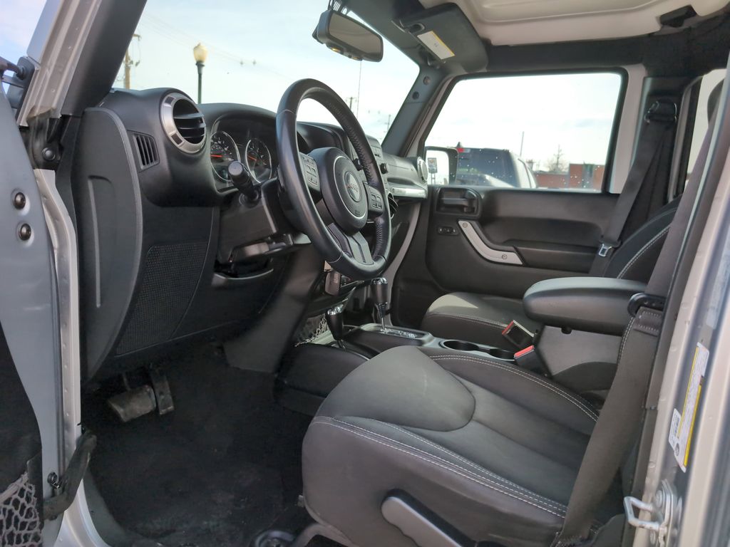 2017 Jeep Wrangler Unlimited Sahara photo 8