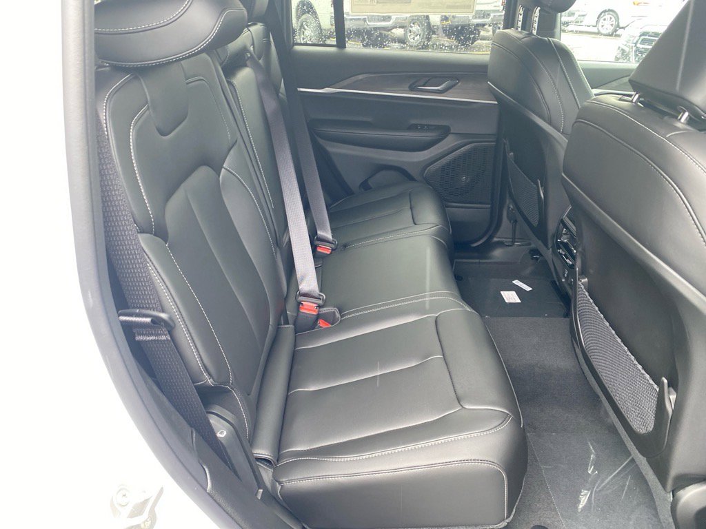 2025 Jeep Grand Cherokee Limited photo 14