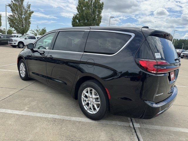 2026 Chrysler Pacifica photo 4
