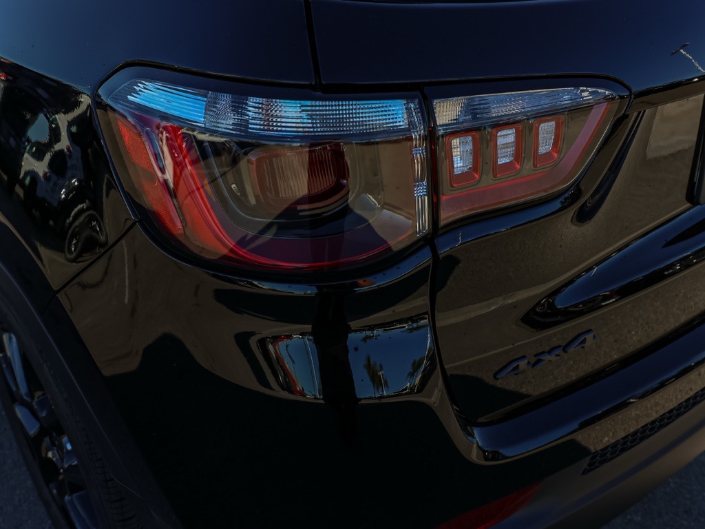 New 2026 Diamond Black Crystal Pearl-Coat Exterior Paint Jeep Latitude image 5