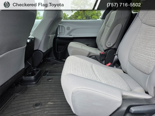 2025 Toyota Sienna LE photo 19