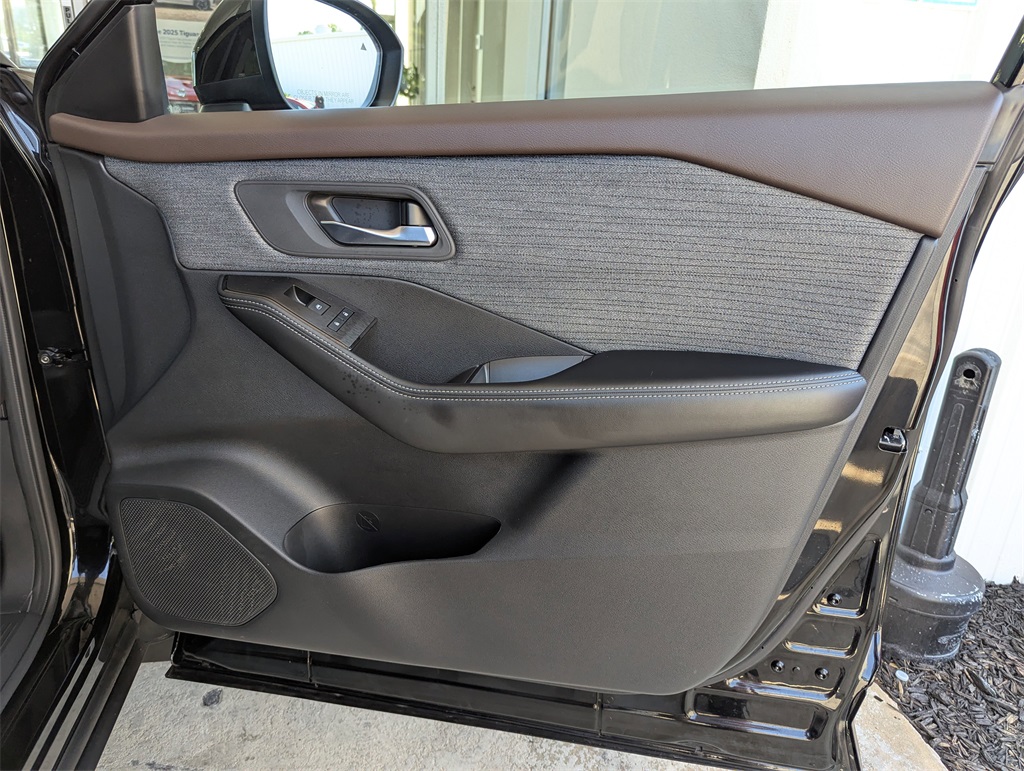 2023 Nissan Rogue SV photo 32