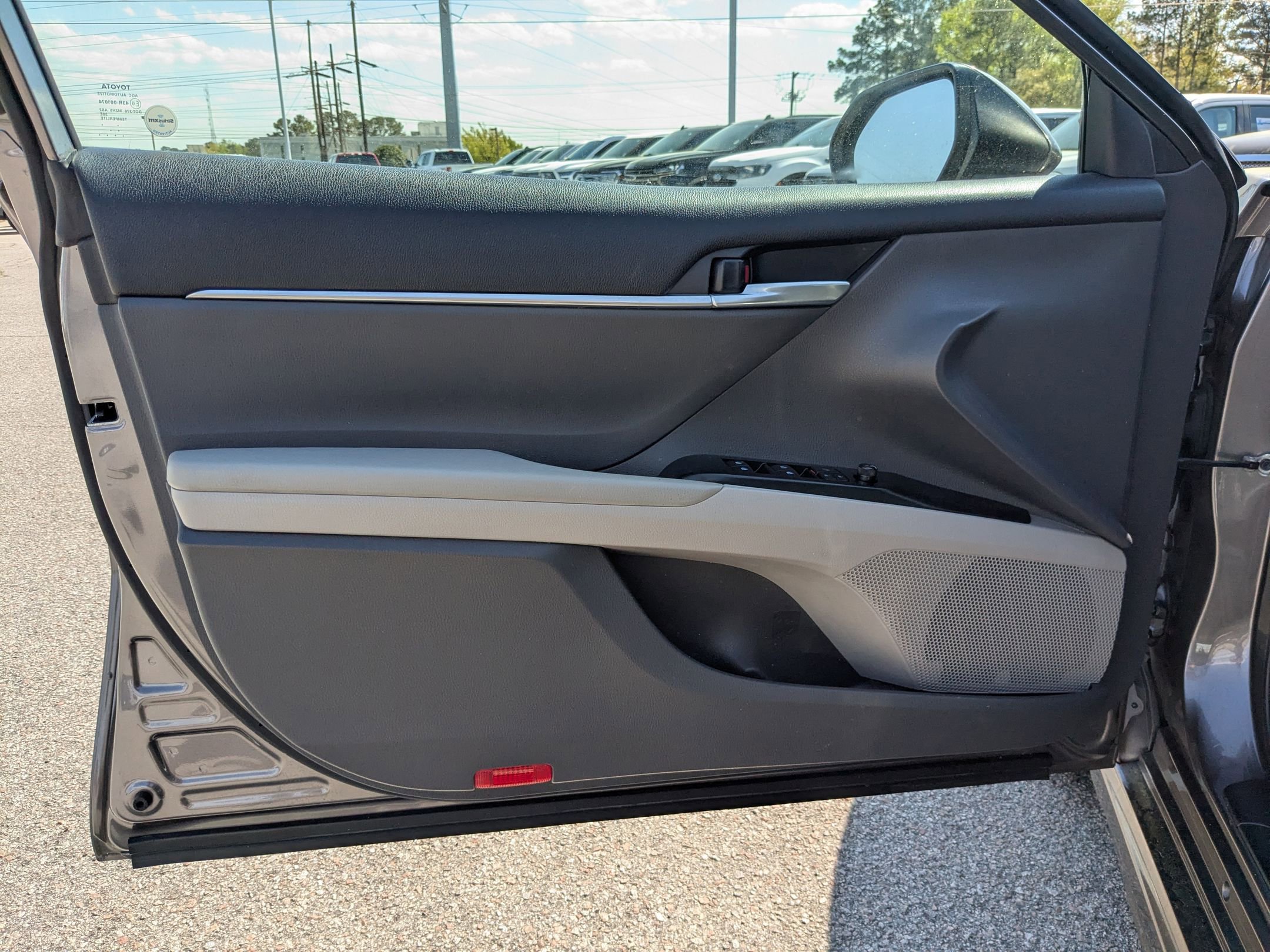 2020 Toyota Camry SE photo 11
