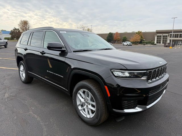 2025 Jeep Grand Cherokee Laredo photo 2