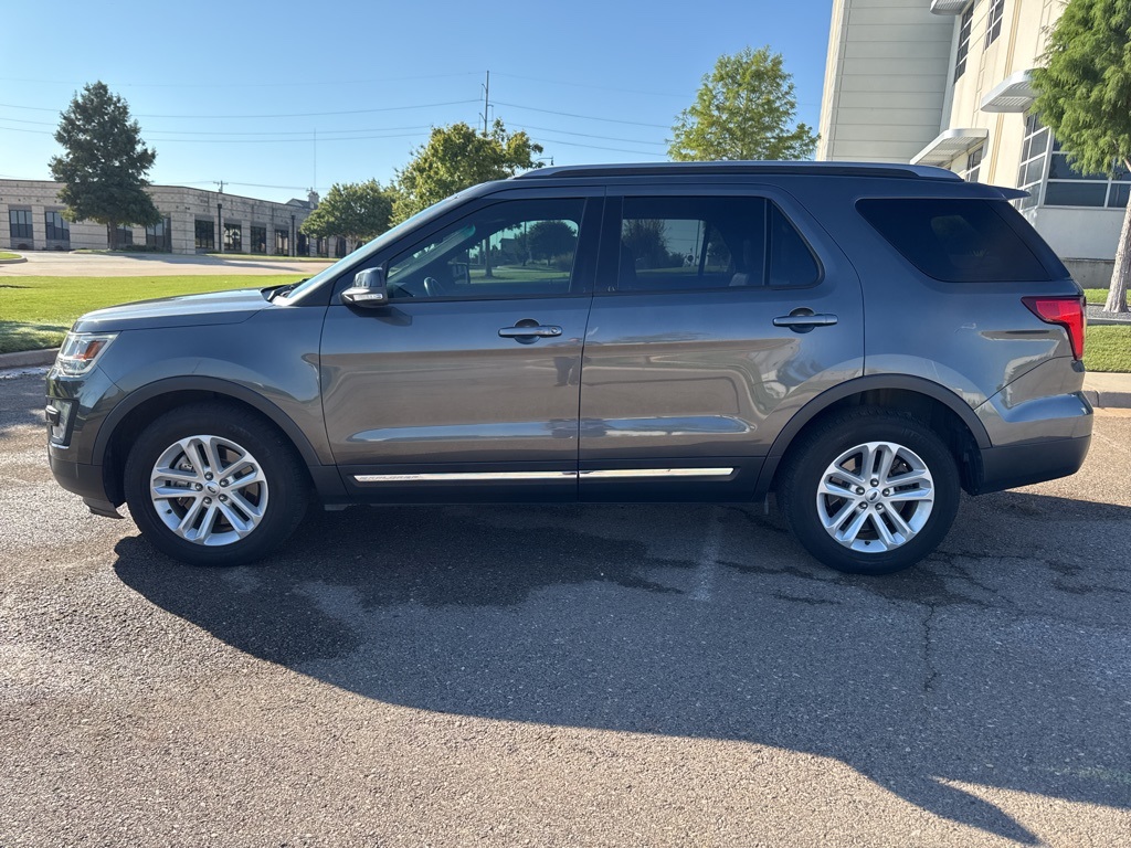 2017 Ford Explorer XLT photo 4