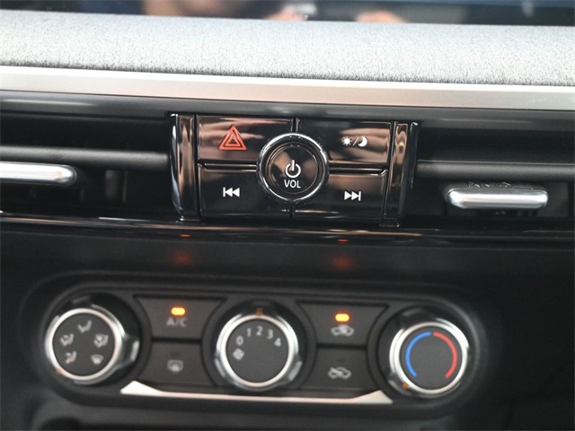 2025 Nissan Kicks SV photo 3
