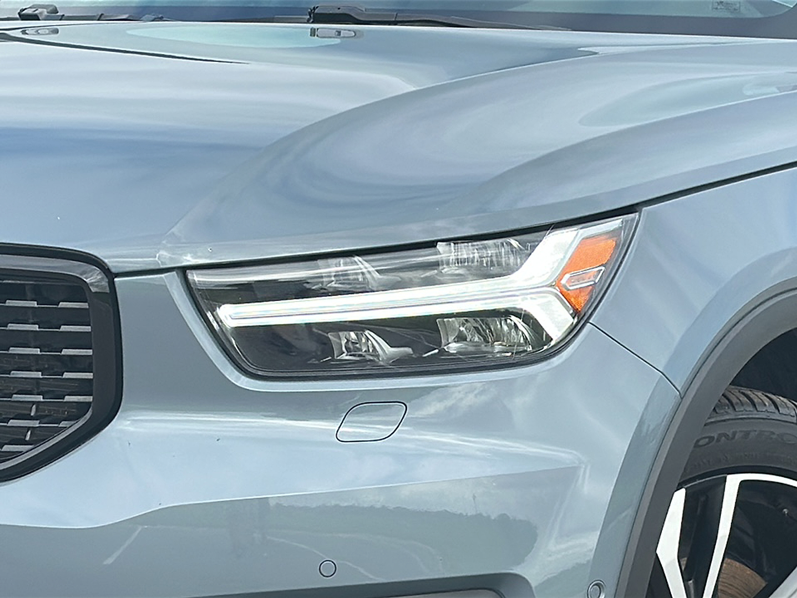 2022 Volvo XC40 T5 R-Design photo 2