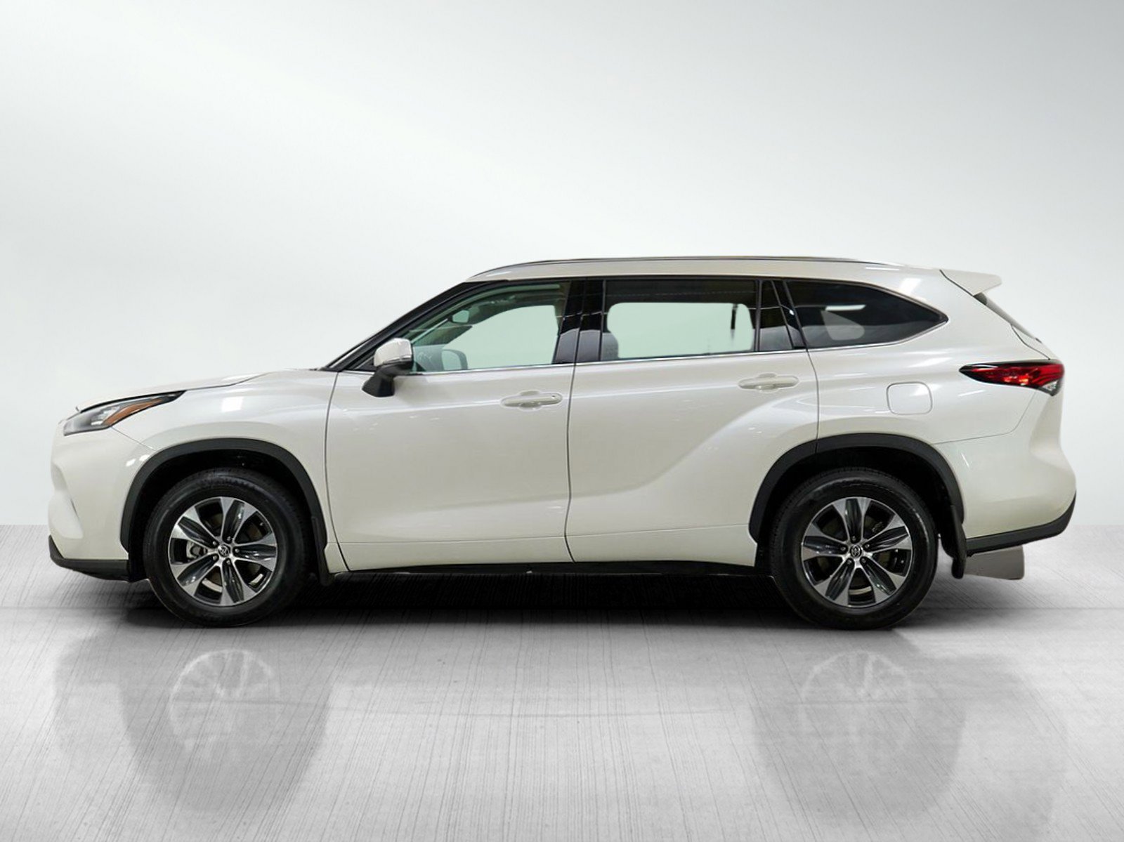Used 2020 Toyota Highlander XLE with VIN 5TDHZRBH7LS000272 for sale in Minneapolis, Minnesota