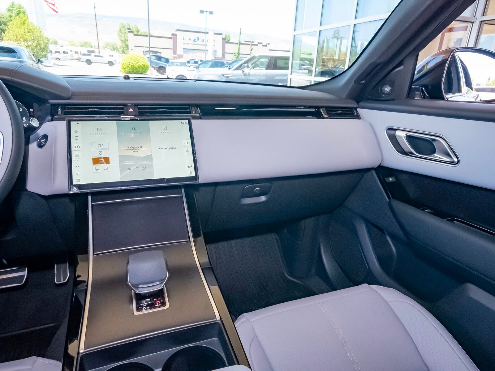 2026 Land Rover Range Rover Velar SE photo 34