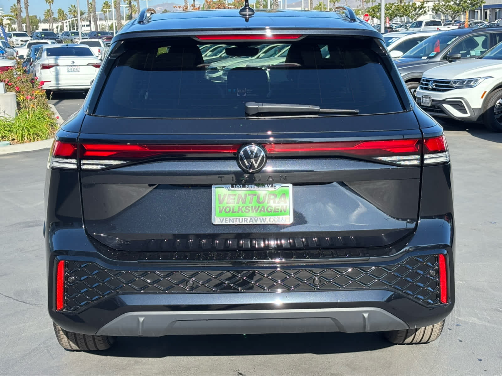 2026 Volkswagen Tiguan SE R-Line Black photo 4