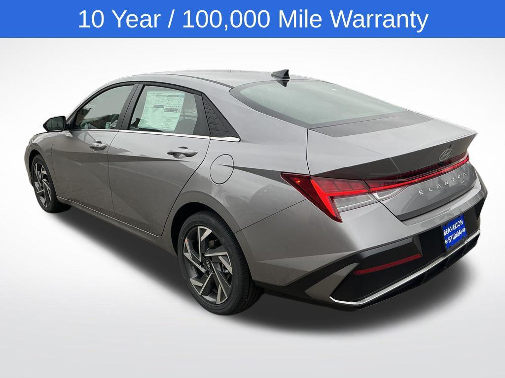 2025 Hyundai Elantra SEL Convenience photo 3