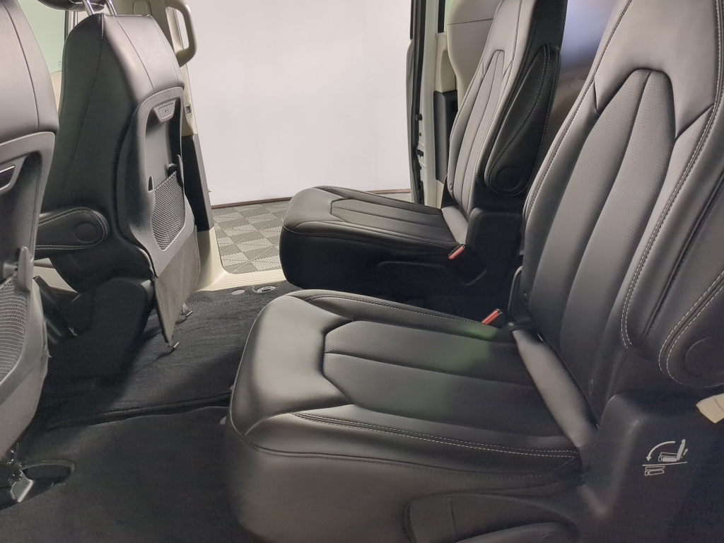 2024 Chrysler Pacifica Touring L photo 10
