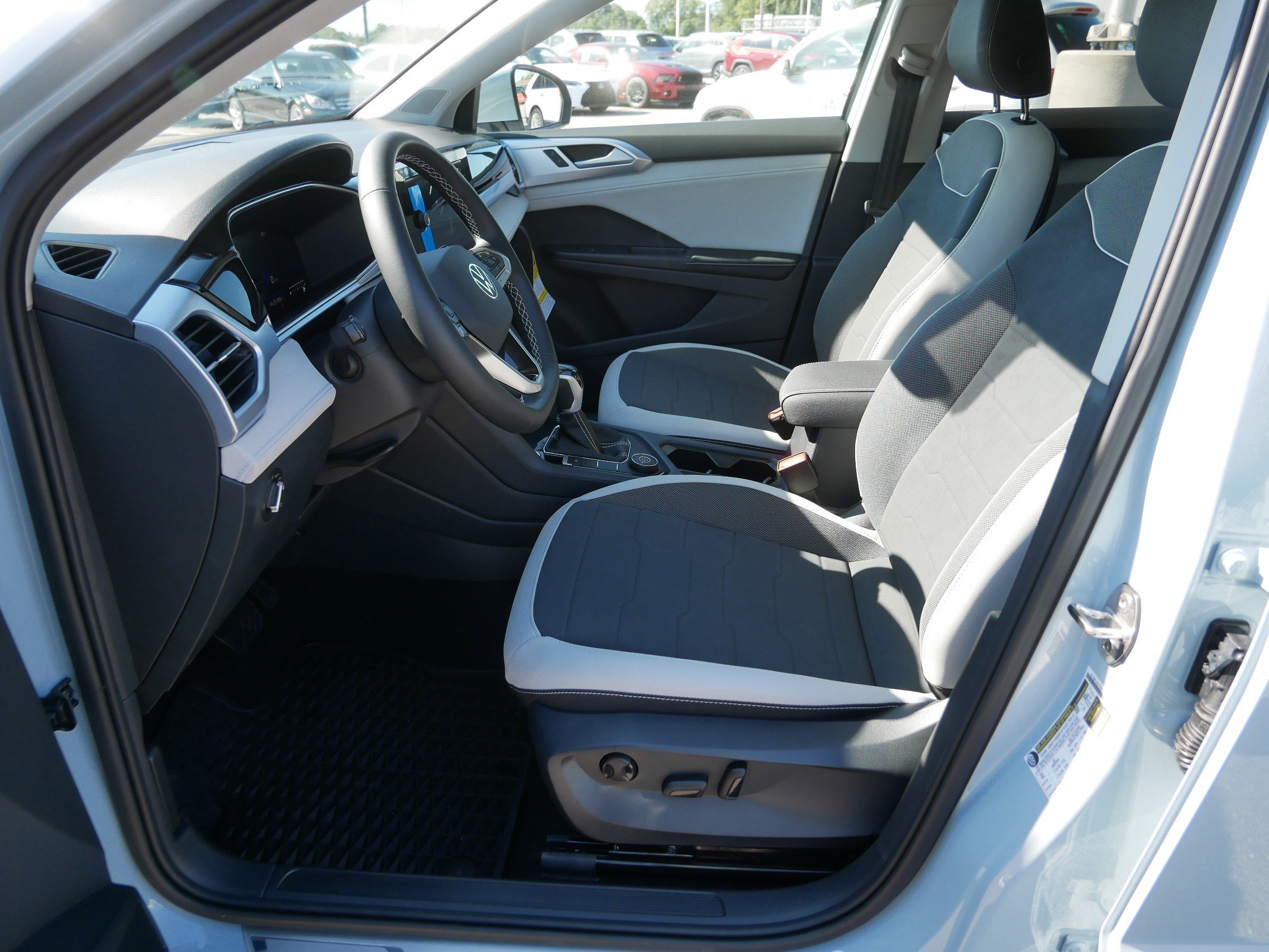 2025 Volkswagen Taos SE photo 4