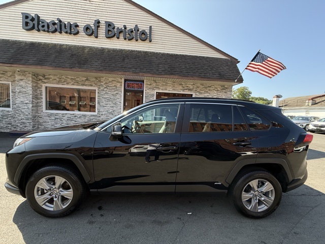 2022 Toyota RAV4 Hybrid XLE photo 4