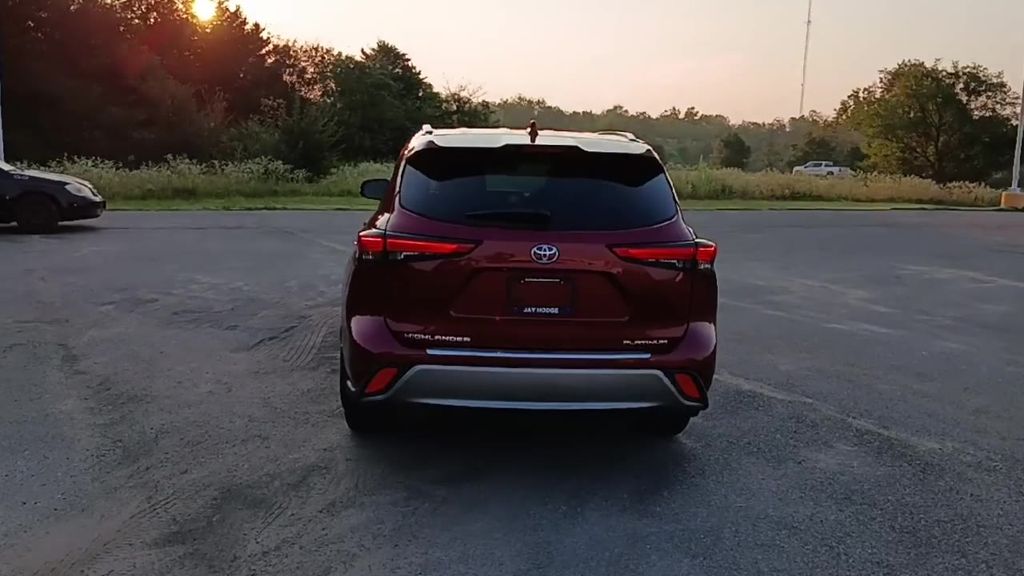 2022 Toyota Highlander Platinum photo 4