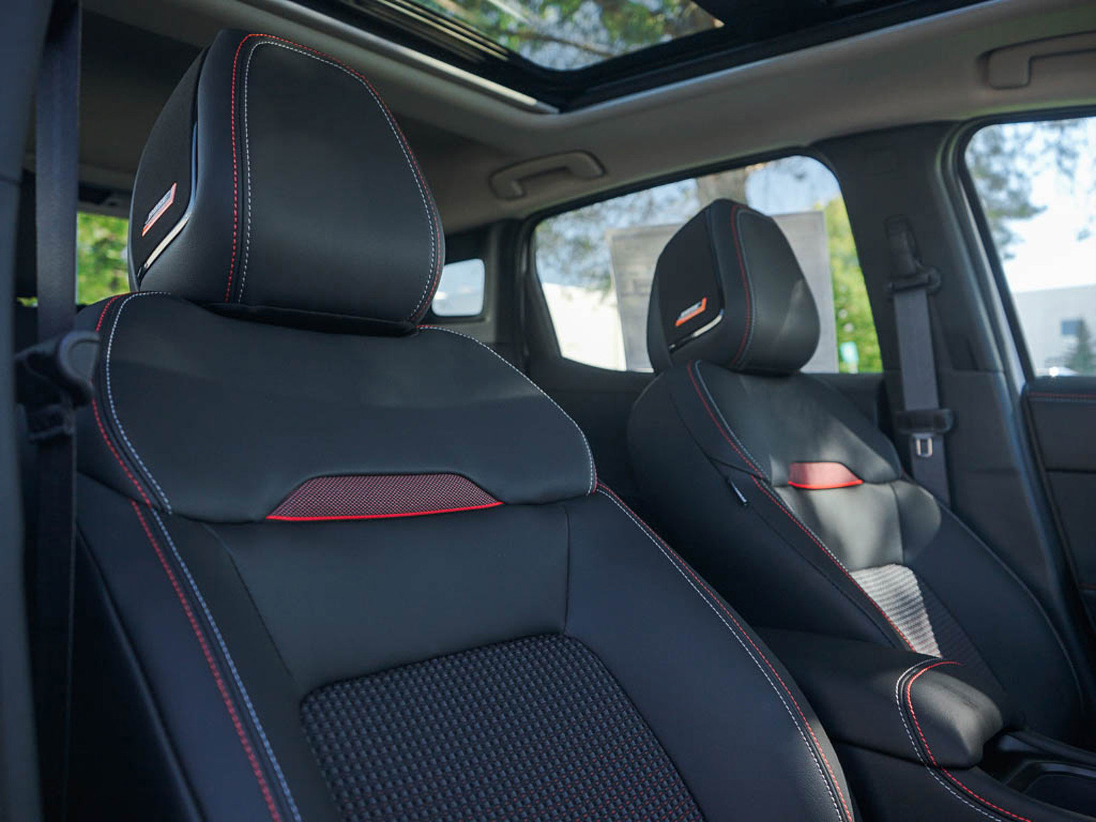 2025 Nissan Kicks SR photo 9