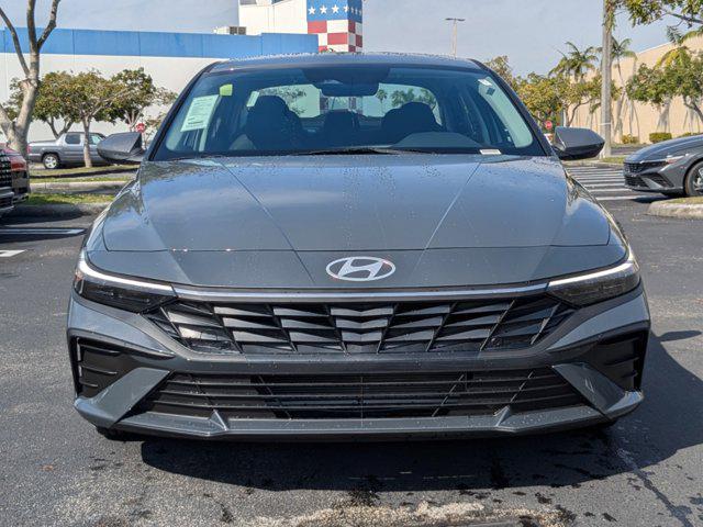 2025 Hyundai Elantra SE photo 3